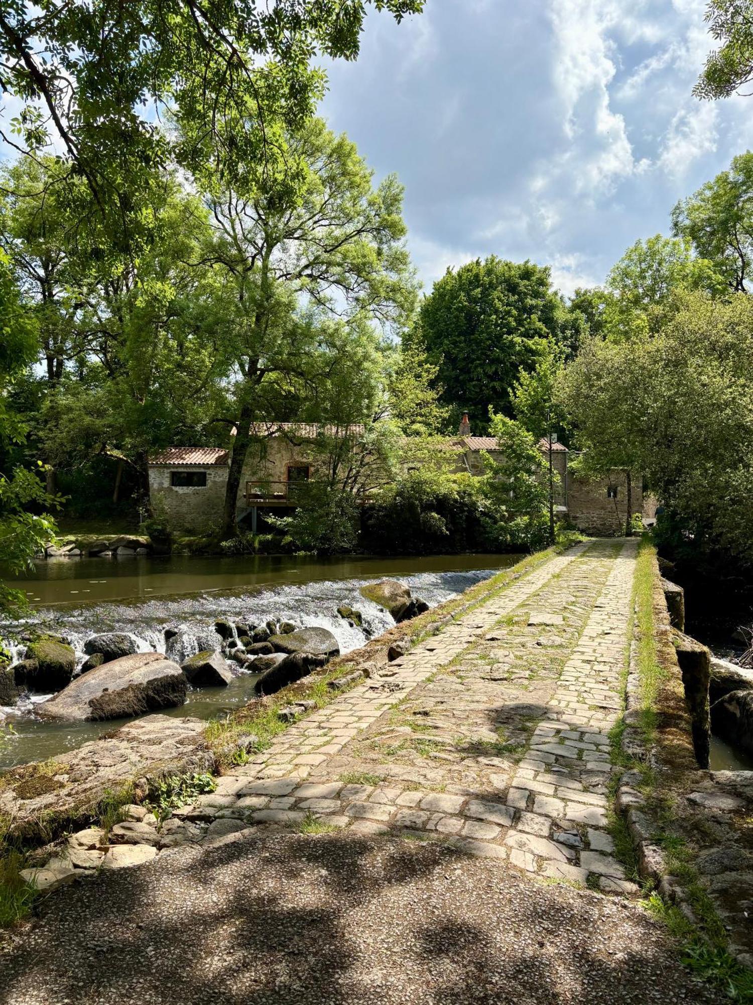 Le Moulin Du Guy, Proche Du Puy Dufou Acomodação com café da manhã Chanverrie Exterior foto